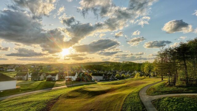 Golden Hour in Paradise
.
#goldenhour #sunset #ig_sunsets #thepatchatthepreserve #golfcourse #oakridgetn #dronephotography #djimavic3 cityofoakridge thepreserveatoakridge